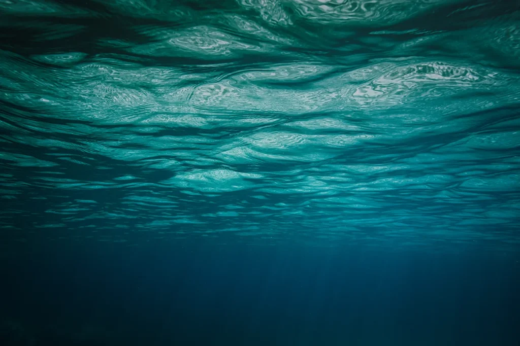 Blue ocean water representing marine-based thalasso-based treatments at Glorija's Berlin spa