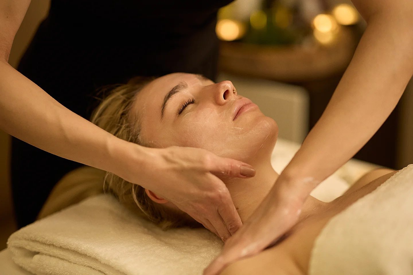 Professional neck and shoulder massage by Glorija Andonius, expert massage therapist in Berlin